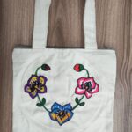 Bolsa bordada a mano técnica punto atrás diseño flor de leon
