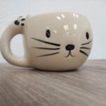 Taza de ceramica de gatito con huellita